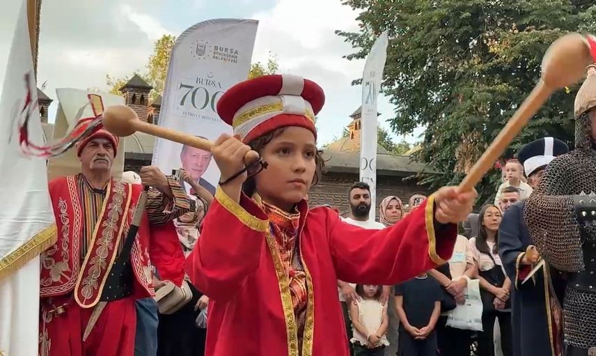 Minik mehterciler Bursa'nın fetih kutlamalarına ritim kattı