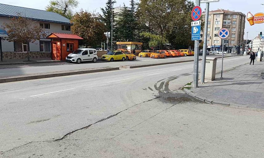 Kırşehir'de kavşakta ters yön kazası: motosiklet sürücüsü vatandaşların yardımıyla ayağa kalktı