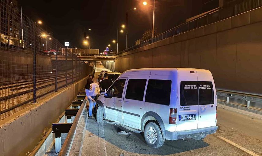 Esenevler alt geçidinde motosiklet otomobile çarptı, sürücü yaralandı