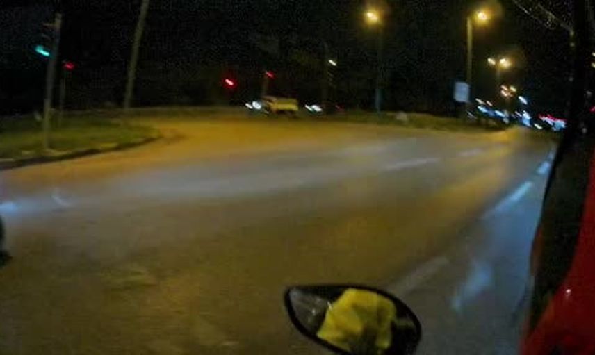 Kask kamerasında kaydedilen kazada motosiklet refüje çarpıp 50 metre sürüklendi