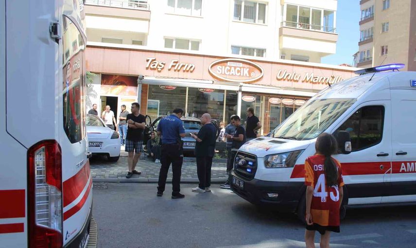 kaza sonucu savrulan otomobil pide fırınının duvarını yıktı