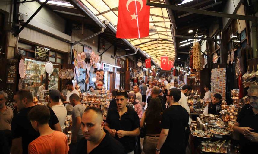 Gaziantep'te sıcaklara rağmen Bakırcılar Çarşısı'na ilgi sürüyor