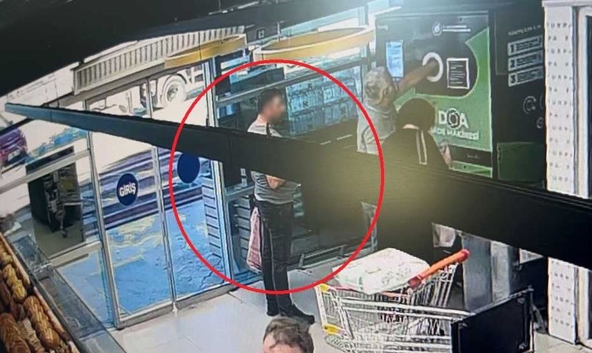 Çantasına 440 paket sigara doldurdu, DOA makinesinde sıra alıp marketten çıktı