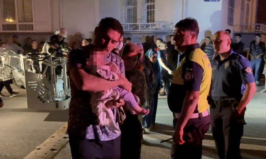 Çocuk odasında başlayan yangın: Çorum’da 7 kişi itfaiye merdiveniyle tahliye edildi
