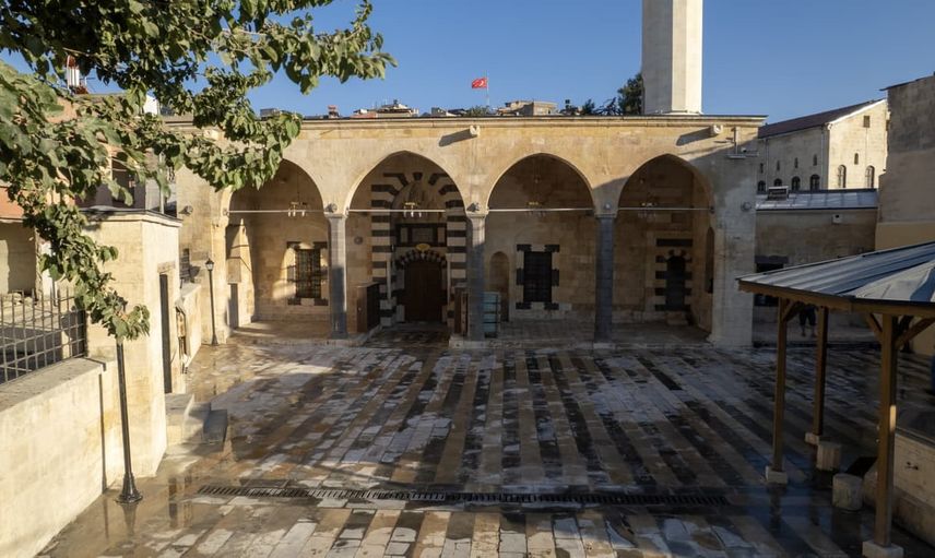 Mevlid kandili'nde restorasyon sevinci: Bostancı ve Mahmut Paşa camileri ibadete açılıyor