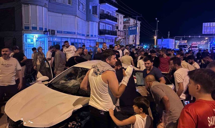 Işık ihlali kavşakta zincirleme kazaya yol açtı: 1’i ağır 5 yaralı