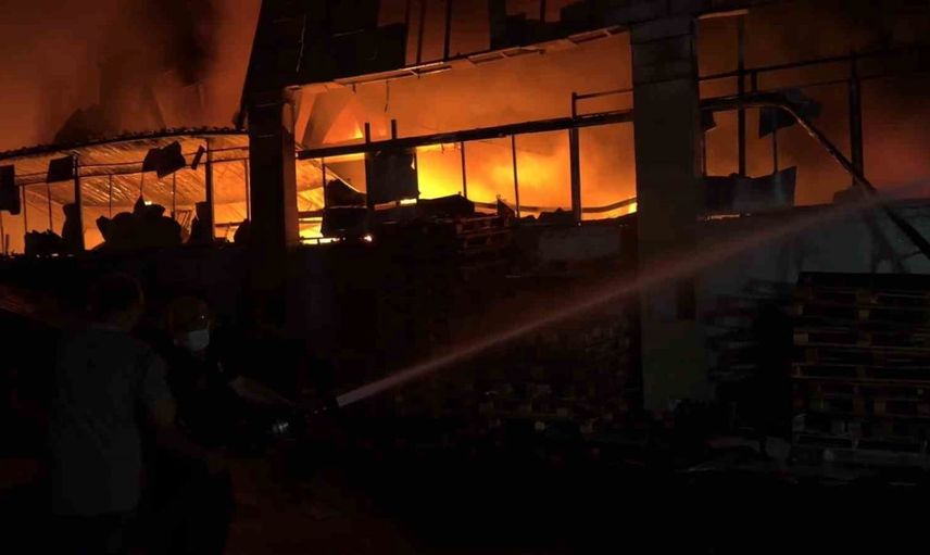 Eskişehir'de sanayi sitesinde kimyasal riskli yangına kontrollü müdahale