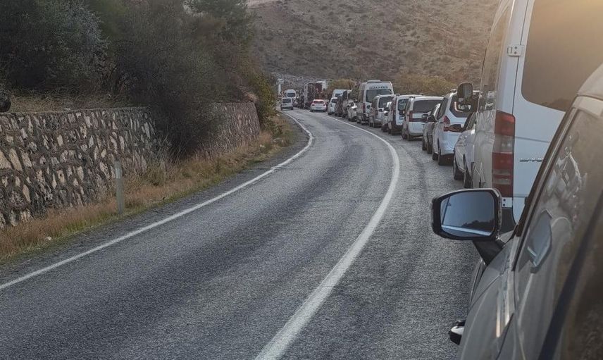 Kontrollü patlatma uygulamaları Adıyaman-Çelikhan'da trafikte yoğunluğa yol açıyor