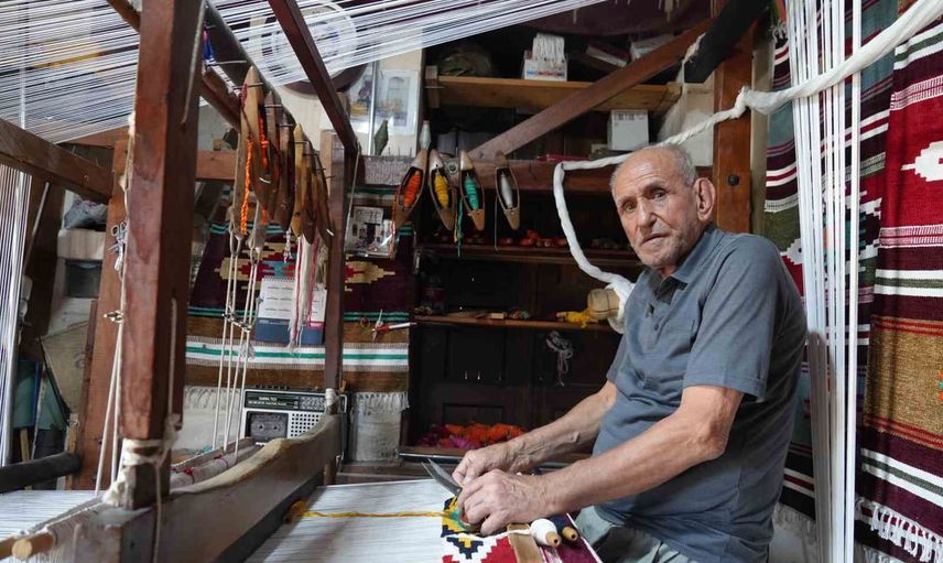 Küçük tezgahından dünyaya kilim dokuyan usta