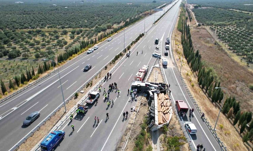 Manisa'da otoyol çarpışmasında 11 kişi hayatını kaybetti; 2 şoför gözaltında