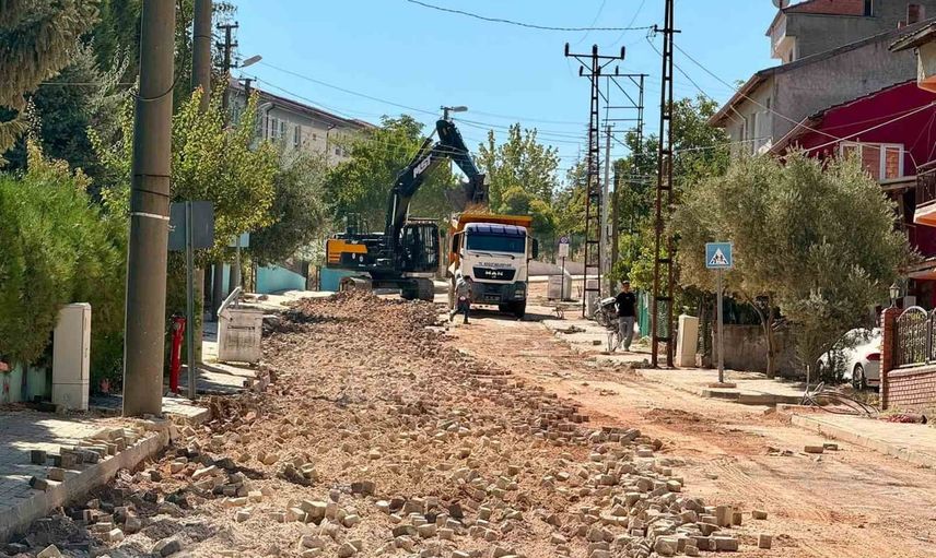 Söğüt'te Akçakoca Caddesi yenileniyor: sıcak asfalt çalışmaları başladı
