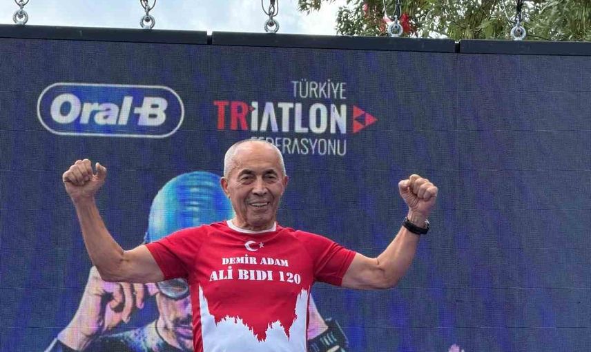 İleri yaşta sporun gücü: 'Demir Adam' Ali Bıdı Boğaziçi aquatlonunda birinci oldu