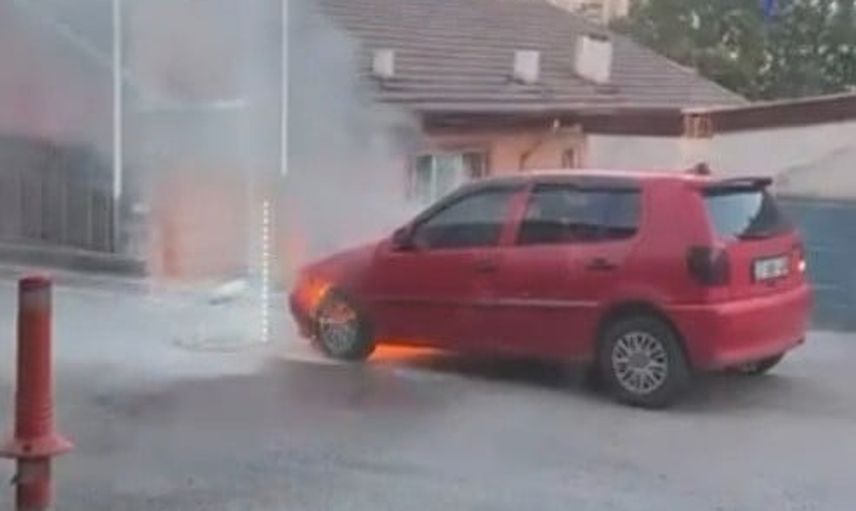 Sokakta yükselen alevler Karabük'te park halindeki otomobili sardı