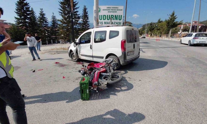 Mudurnu kavşağında otomobil ile motosiklet çarpıştı, kaymakam yardım etti