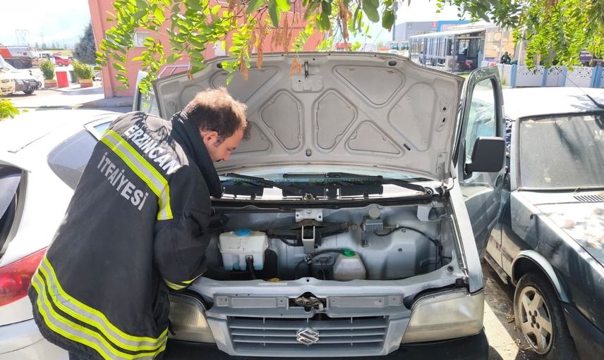 Küçük yolcunun zorlu anı: Erzincan'da aracın motoruna sıkışan kedi kurtarıldı