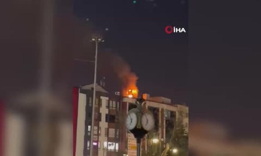 Gaziosmanpaşa’da çatı alevleri itfaiyeyi alarma geçirdi