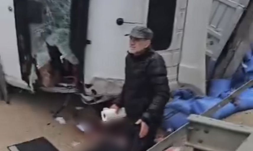 Tır kontrolden çıkarak devrildi, sürücü ağır yaralandı