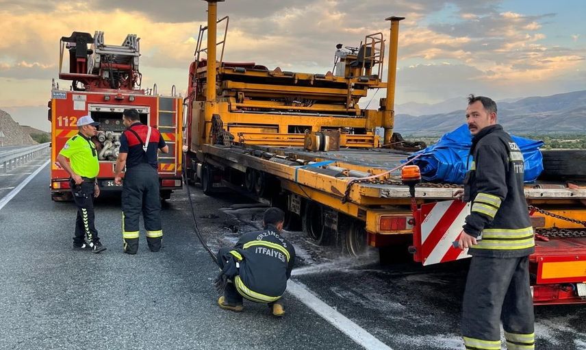 Erzincan yönünde balataların ısınması sonucu tır dorsesinde yangın