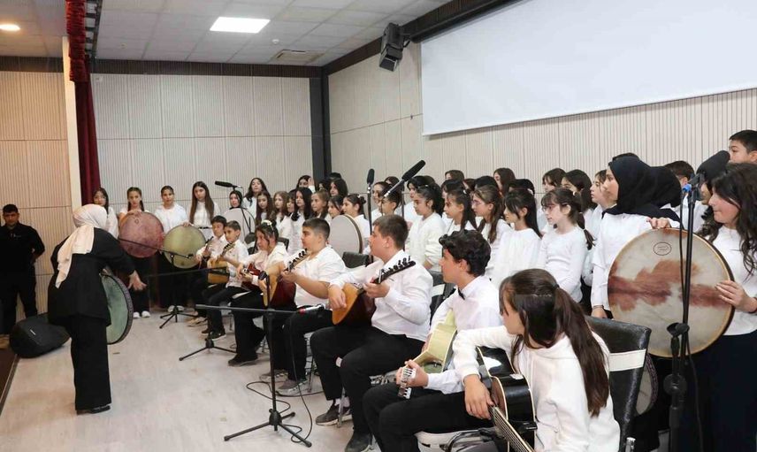 Oltu'da 130 genç türküyle cumhuriyeti kutladı