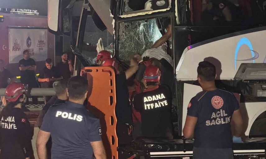 Kontrolden çıkan otobüs adana'da alt geçit duvarına çarptı: 11 yaralı