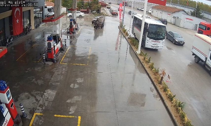 At arabasıyla 2 kilometrelik yardım: Edirne'de yakıtı biten araç istasyona ulaştırıldı