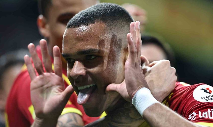 Göztepe'de skor sorumluluğunu üstlenen Juan her 87 dakikada bir fileyi havalandırıyor