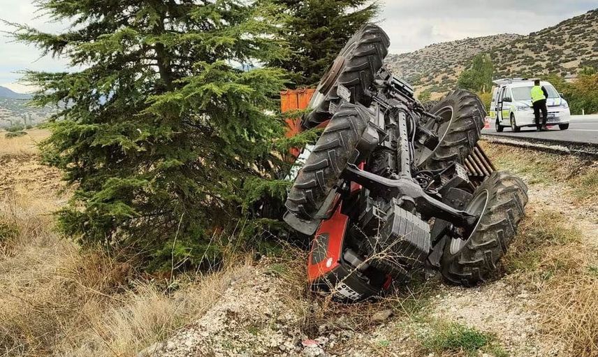 Çavdır’da Bayır Kavşağı yakınında traktör şarampole devrildi, sürücü hastaneye kaldırıldı