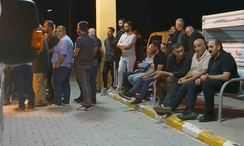 Yüksekova'da alev alan otomobildeki iki çocuk Van'a sevk edildi