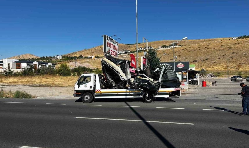 Durakta bekleyen otobüse çarpan minibüs Kayseri'de üç kişiyi yaraladı