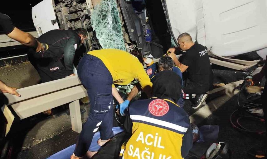 Derik'te devrilen tırın sürücüsü hayatını kaybetti