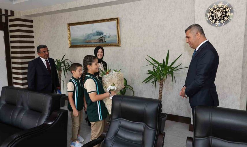 Erzurum’da Atatürk anıtı önünde yeni eğitim-öğretim yılı coşkusu