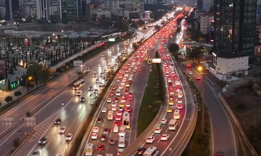 İstanbul'da iş çıkışı trafiği yüzde 72: Kozyatağı'nda uzun kuyruklar havadan görüntülendi