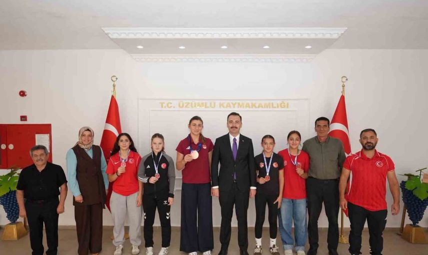 Üzümlü'nün madalya yüzleri Hacı Osman Hölekli'yi ziyaret etti