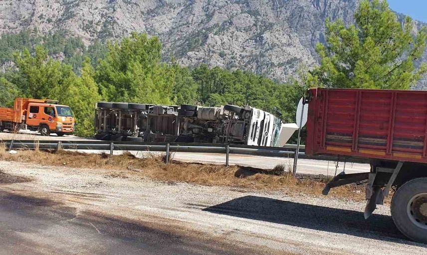 Bucak'ta virajı alamayan tır devrildi: sürücü hastaneye kaldırıldı