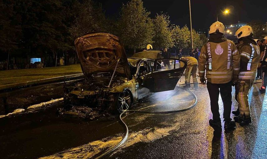 Bakırköy'de motor kısmından çıkan yangın otomobili kullanılamaz hale getirdi