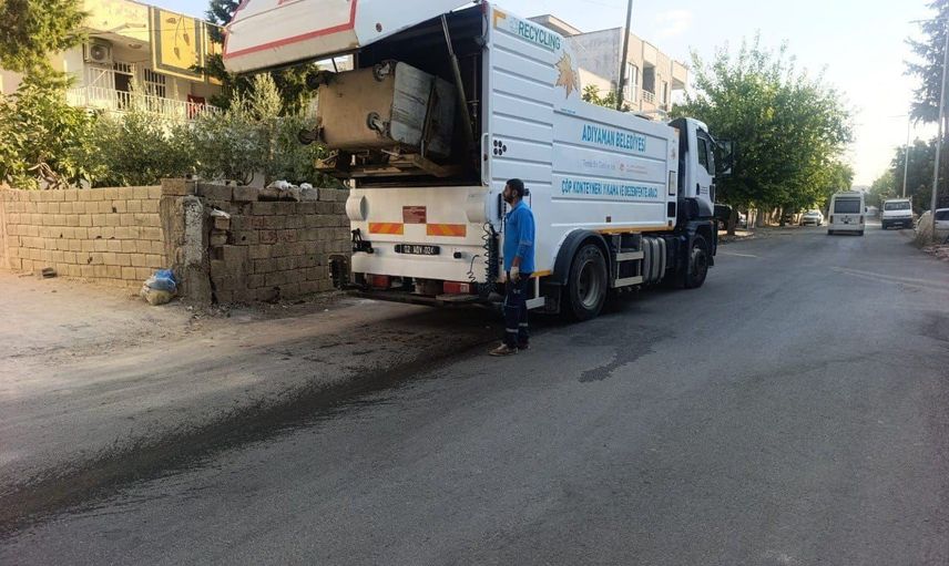 Sıcaklarda hijyen seferberliği: Adıyaman'da 33 mahallede konteyner temizliği