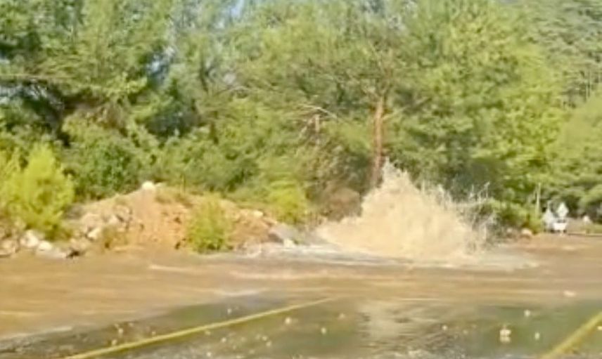 Bodrum’da patlayan isale hattı metrelerce su fırlattı, lüks aracın camı zarar gördü
