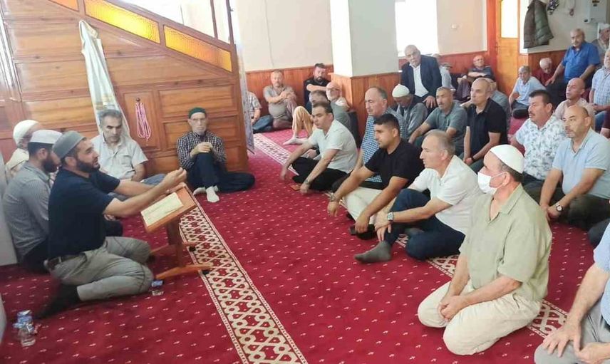 Göktepe'de 28 yıllık tilavet geleneği dayanışma mesajı verdi