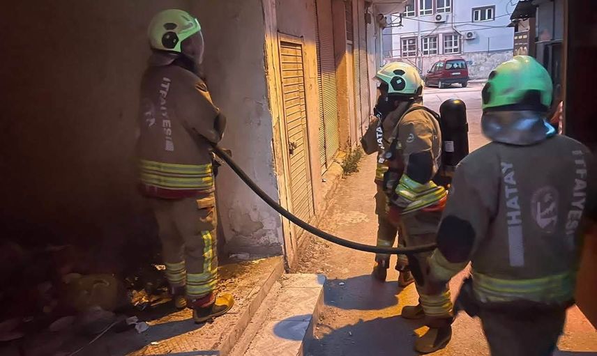 İtfaiyenin hızlı müdahalesi Antakya'daki metruk iş yerinde yangını durdurdu