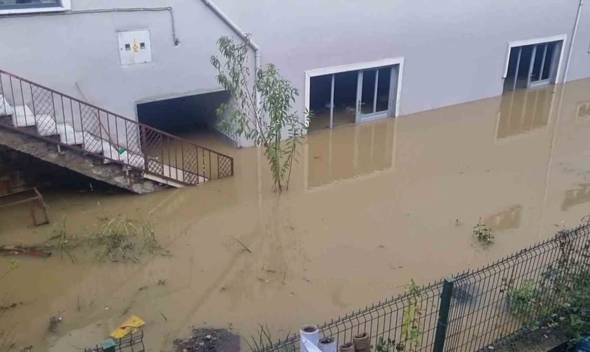 Ramazanoğlu'nda yağış sonrası iki işletme su baskınından etkilendi