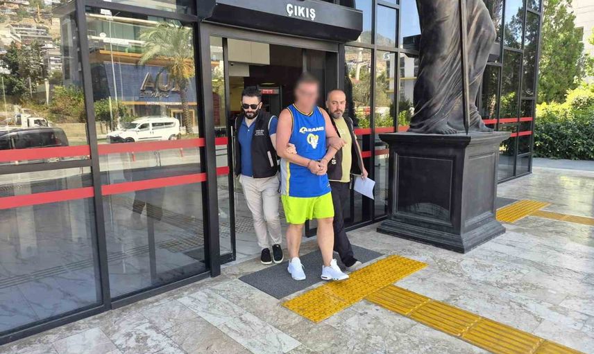 alanya otelinde lobideki bayrak tartışması tutuklamayla sonuçlandı