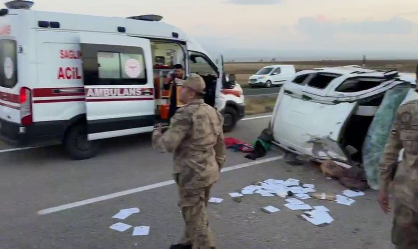 Patnos’ta akşam yolculuğu kaza ile kesildi: 3 yetişkin ve 4 çocuk araçtaydı