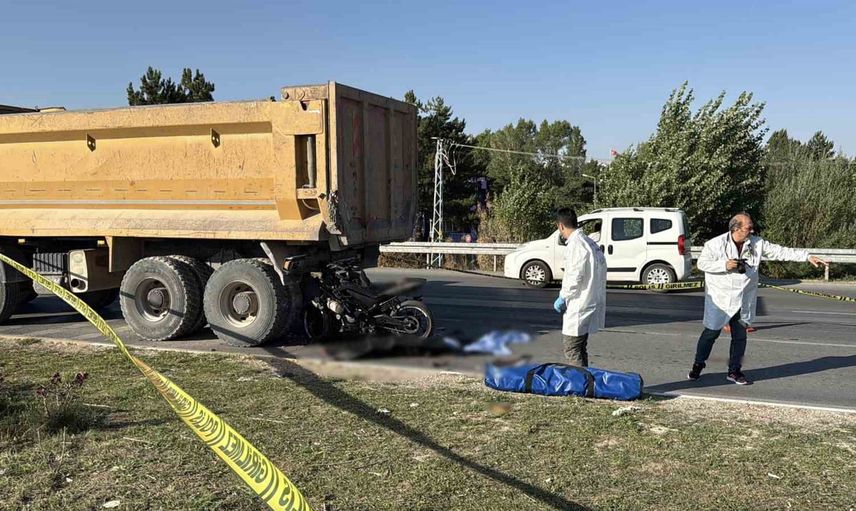Kesikköprü kavşağında motosiklet kamyona arkadan çarptı, sürücü yaşamını yitirdi