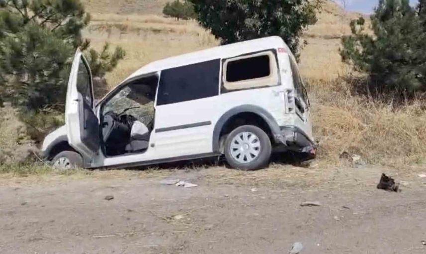 Çorum'da Sungurlu kara yolunda araç çarpışması: 3 kişi yaralandı