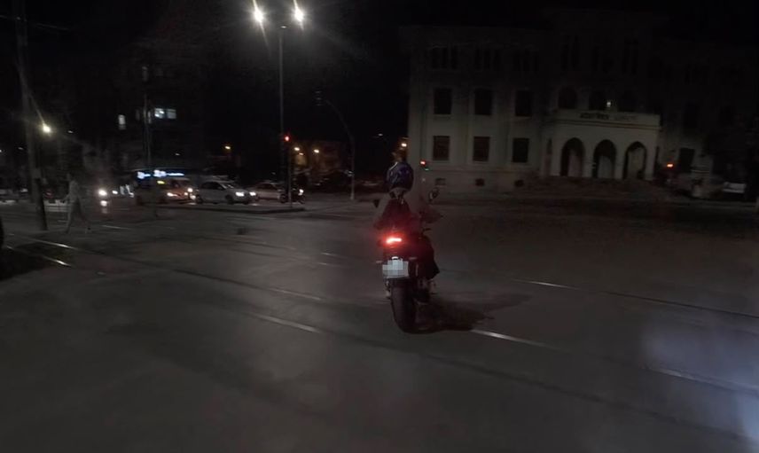 Eskişehir'de yeşil ışık sonrası ters yöne giren sürücüyü kahkaha eşliğinde çağırdı