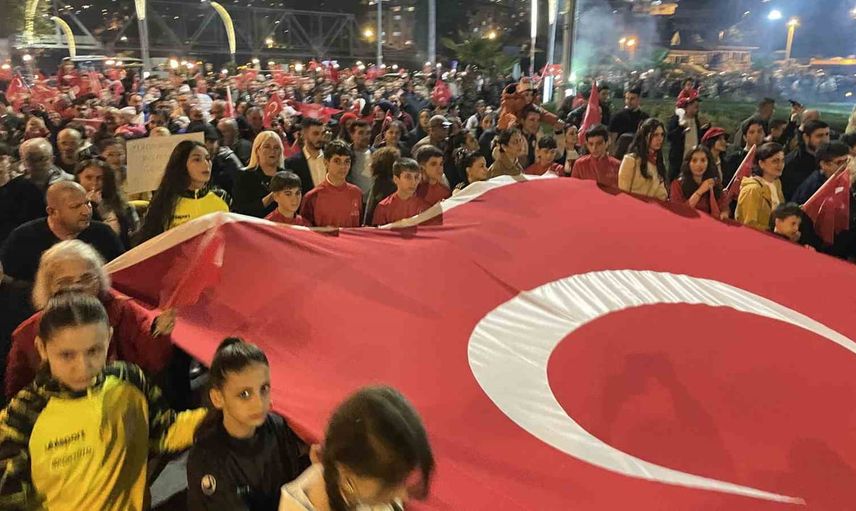 Zonguldak'ta bayram ışıkları: 103. yıl fener alayı yürüyüşünde birlik ve coşku