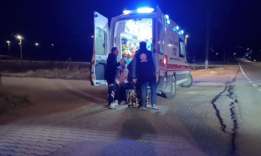 Kontrolsüz kavşak çıkışı üç kişinin yaralanmasına neden oldu