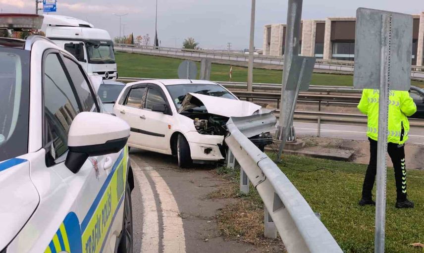 İnegöl'de kayganlaşan yolda savrulan otomobil bariyerlere çarptı