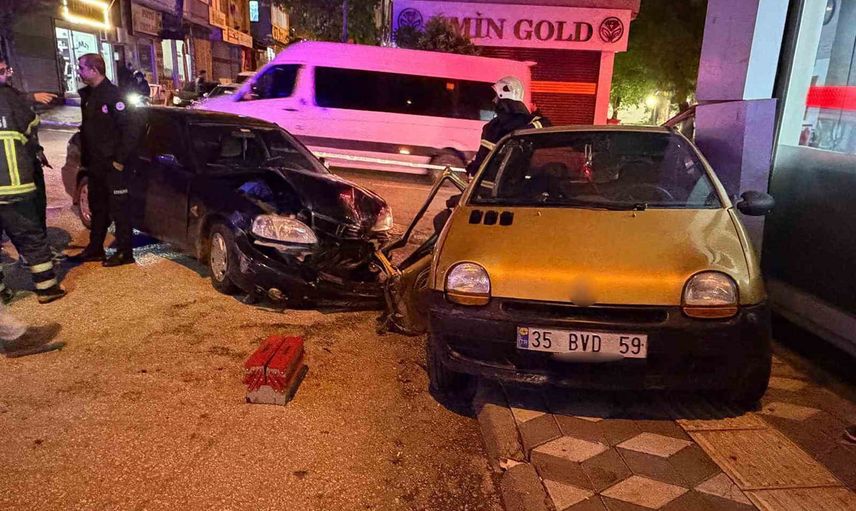 Kavşakta çarpışan otomobiller iş yerinin vitrinine çarptı: 2 yaralı