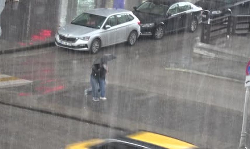 Erzurum'da dolu kısa sürede sağanağa dönüştü, yaşamı etkiledi